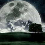 Svieti mesiac o polnoci na nebi 